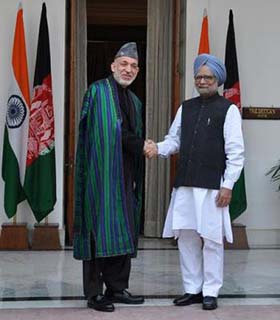 در دیدار حامد کرزی و من موهان سینگهـ ؛ افغانستان و هند چهار توافقنامه اقتصادی امضا کردند