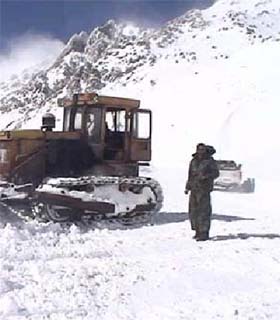 بسته شدن راههای مواصلاتی مشکلات زیادی را در برخی ولایت ها به و جود آورده است