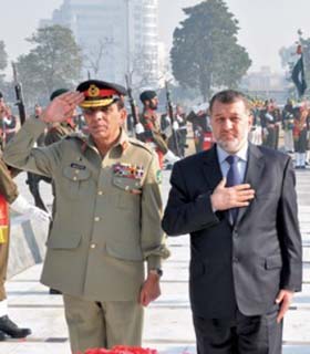 مقامات نظامی افغانستان و پاکستان روى اوضاع امنيتی بعد از خروج ناتو گفتگو کردند