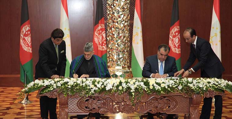 رییس جمهور کرزی در دیدار با امام علی رحمان،  سه تفاهمنامه مشترک را امضا کرد