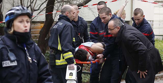 در حمله به دفتر مجله طنز فرانسوی 12 تن کشته شدند