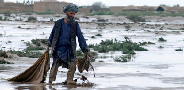 700 طفل و زن گيرمانده در سيلاب نجات داده شدند