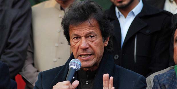 به سوی موتر عمران خان در پاکستان  تیراندازی شد