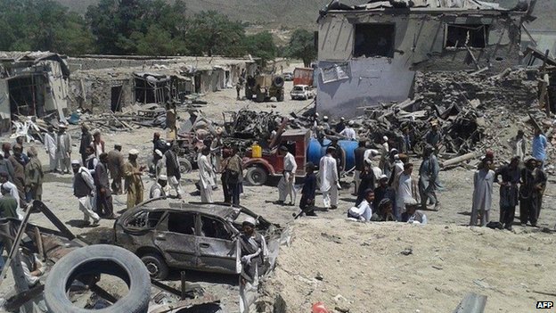 حامد کرزی برای دلجویی از بازماندگان انفجار ارگون به پکتیکا سفر کرد