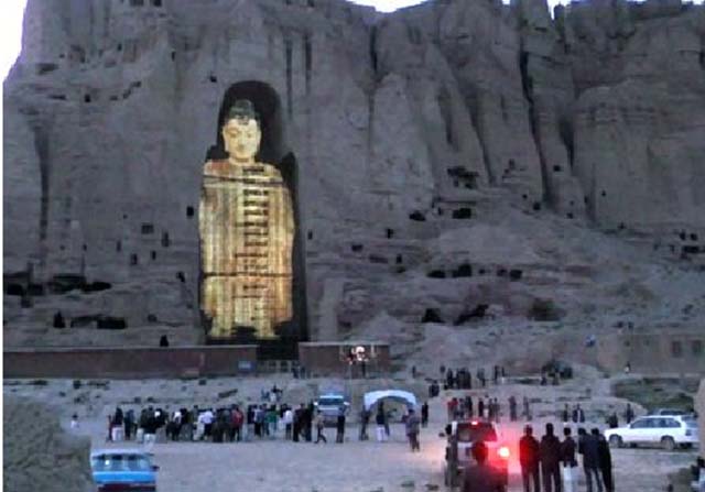 یک زوج چینی با استفاده از نور سه بعدی بت صلصال را به بامیان برگرداندند