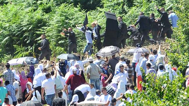 برخورد سنگ معترضان بر سر نخست‌وزیر صربستان در سالگرد کشتار سربرنیتسا