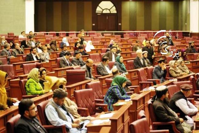 تا دوماه ديگر بايد بست های خالی در وزارتخانه ها پرشود