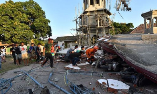 زلزله اندونیزیا؛ تلاش برای نجات نمازگزاران مسجد