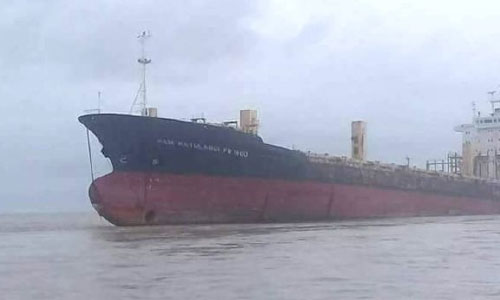 کشتی ارواح در سواحل میانمار به گل نشست