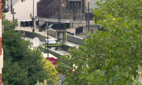 پولیس لندن: کوبیدن موتربه حفاظ پارلمان حمله تروریستی بوده است