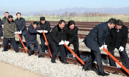 ده ها تن از مقامات و  شهروندان دو کوریا در مراسم اتصال شبکه جاده و راه آهن دو کشور شرکت کردند.