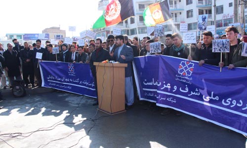 اعتراض به نشست مسکو مقابل سفارت روسیه در کابل؛ حکومت موقت برگشت به دوران سیاه طالبان است 