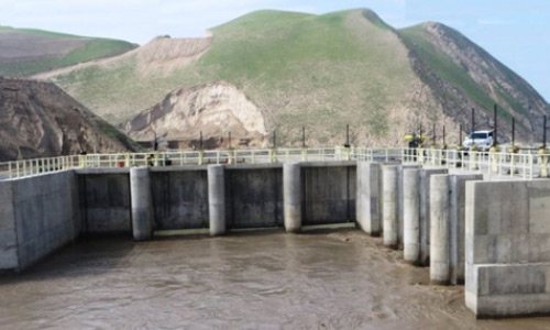 طغیان رودخانه آمو؛  دیواره‌ بند آبگردان یتیم‌تپه در تخار در حال فروریزی است 