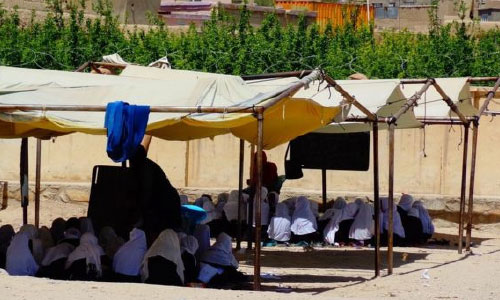مقامات غزنی: طالبان خواسته معلمان زن آرایش نکنند و دختران لباس تنگ نپوشند 