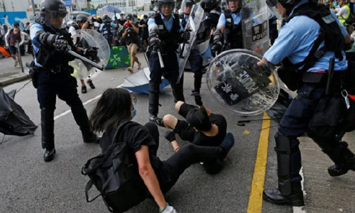تظاهرات معترضان در سالگرد الحاق هانگ‌کانگ به چین به خشونت کشید