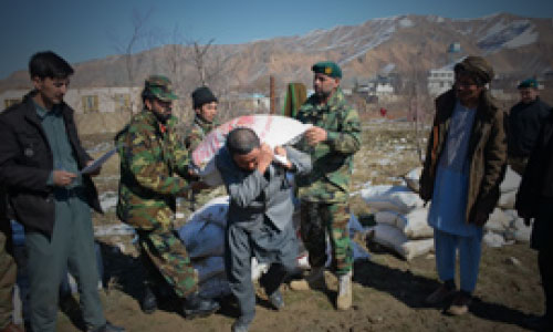 وزارت دفاع: برای 288 خانواده متضرر حوادث طبیعی در سمنگان مواد غذایی و ارتزاقی توزیع شد