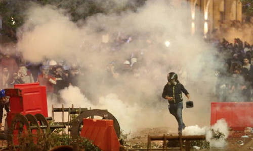 در آستانه معرفی نخست وزیر جدید لبنان؛  اعتراضات شبانه در بیروت بار دیگر به خشونت کشیده شد