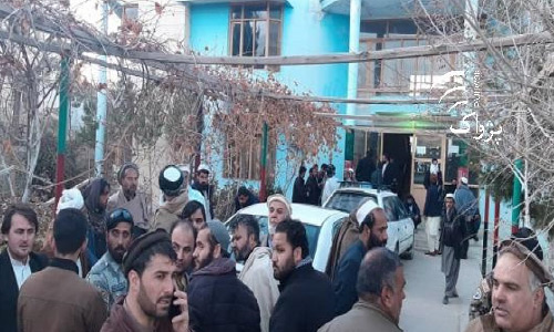 د لوګر د پوهنې رياست کارکوونکو د نوي رييس معرفي کېدو غبرګون کې خپل دفترونه تړلي