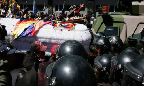 هواداران مورالس با حمل تابوت معترضان کشته‌شده دست به تظاهرات زدند