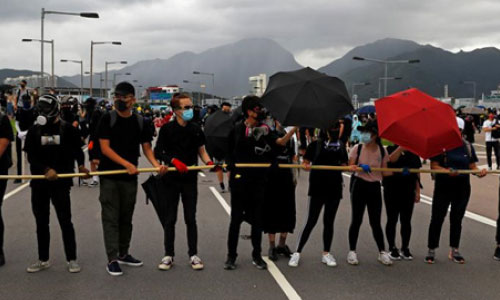 معترضان فعالیت‌های فرودگاه هانگ‌کانگ را مختل کردند