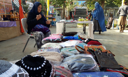 سوزن هایی که از نوکشان پول می‌ترواد