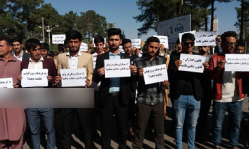 تجمع مردم هرات در اعتراض به «زورگویی و قانون‌شکنی» نمایندگان