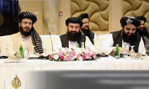 پنج عضو طالبان که در گوانتانامو زندانی بودند،اکنون با امریکایی‌ها دور میز مذاکره نشسته‌اند 