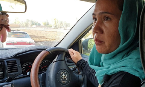 ده‌ها زن در بامیان جـواز رانندگی گرفتند