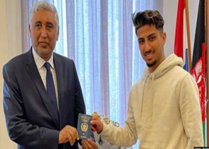 ستاره جدید تیم‌ ملی فوتبال افغانستان  پاسپورت این کشور را دریافت کرد