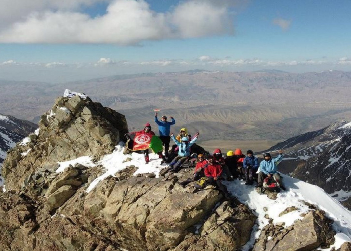 گروهی از دختران ورزشکار افغان برای دومین بار بلند ترین قله کوه بابا را فتح کردند