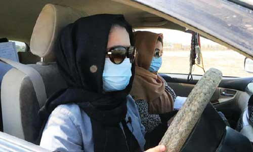 برای نخستین بار ۳۰ خانم در فاریاب جواز رانندگی دریافت کردند