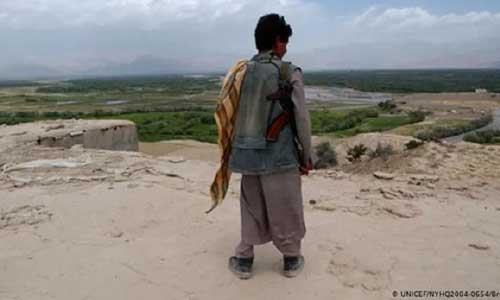 کمیسیون حقوق بشر خواستار پایان‌دادن استخدام کودکان توسط طالبان، در جنگ شد 