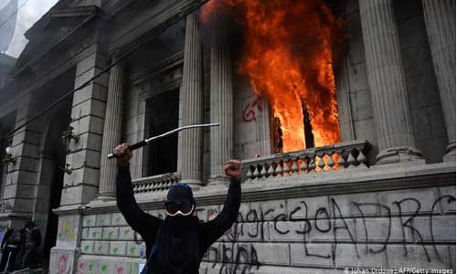 معترضان در گواتمالا پارلمان این کشور را به آتش کشیدند