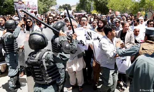 اعتراضات صد ها تن در مقابل ساختمان مقام ولایت ارزگان