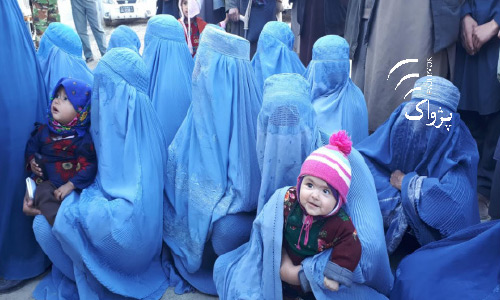 بيجاشدگان در غور: موسسات امداد رسان مواد بى کيفيت را توزيع مى کنند