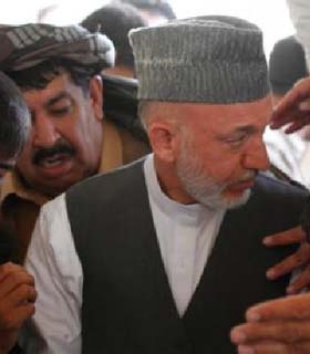 در مراسم تدفین احمد ولی کرزی؛ حامد کرزی باز هم از طالبان دعوت به صلح کرد