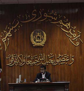 انتقاد پارلمان و فعالان مدنی از طرح بودجه ۱۳۹۴ افغانستان