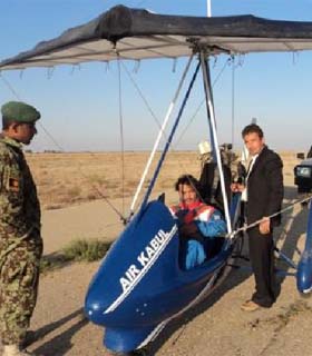 یک جوان افغان طياره ساخته شده خود را به پرواز درآورد