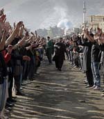 حمله به مراسم عاشورا؛   تلاش های تفرقه افگنانه و نمایش همبستگی دینی