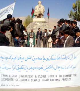 مردم مناطق مرکزی خواستار قير ريزى شاهراه هرات، میدان وردگ شدند