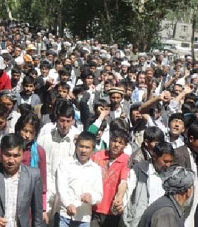 صدها تن در اعتراض به انتشار آمار جمعیت بامیان تظاهرات کردند