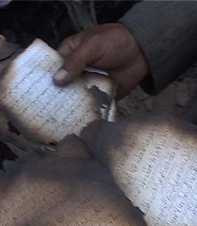 کوچی های مسلح صدها جلد قران کریم را به آتش کشیدند