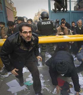 بریتانیا شماری از کارمندان سفارت خود را از ایران خارج می کند